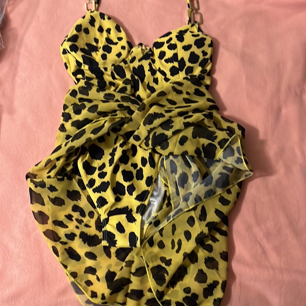 One piece - Picture 2 of 3